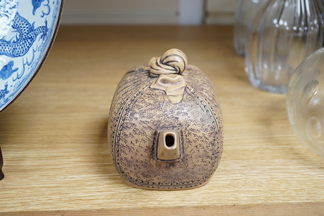 A Chinese Yixing pottery teapot and cover, 10cm